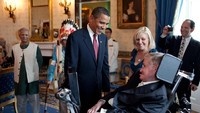 Mantan Presiden AS Barack Obama turut mengenang Hawking. Obama mengunggah fotonya bersama Hawking di Twitter dan mengatakan Selamat bersenang-senang di luar sana di antara bintang-bintang (Foto: Twitter @BarackObama)
