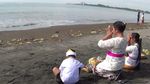 Potret Umat Hindu Ikuti Upacara Melasti di Pantai Padanggalak