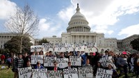 Tak hanya di California, demo pelajar terkait kekerasan dengan senjata dan kepemilikan senjata juga dilakukan di kota AS lainnya, Washington DC. Pelajar ramai-ramai keluar dari sekolah dan berjalan menuju Gedung Parlemen AS pada 14 Maret 2018.  (Foto: Dok. Reuters)