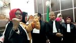 Foto: Tangis Bahagia Asma Dewi Divonis Ringan di Kasus Penghinaan