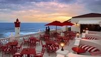 Kalau mau pemandangan laut lepas diiringi sunset, bar ini jadi pilihan tepat. Namanya The Lighthouse di Durban, Afrika Selatan. Ke sini sama pasangan dijamin romantis! Foto: Oysterbox Hotel