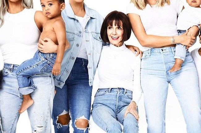 Si nenek ikut eksis di kartu Natal 2017 lalu. Ia pun tampil bak anak muda dengan atasan halterneck dan celana jeans.  Foto: Instagram