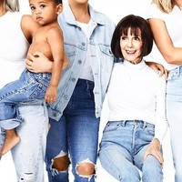 Si nenek ikut eksis di kartu Natal 2017 lalu. Ia pun tampil bak anak muda dengan atasan halterneck dan celana jeans.  Foto: Instagram