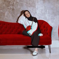 Meski tak jarang memakai tas bermerek seperti Dior dan Louis Vuitton, pilihan desain tas yang dipakai Leena juga berbeda dengan fashion icon kebanyakan. Ia lebih sering memakai waist pack. Foto: Instagram