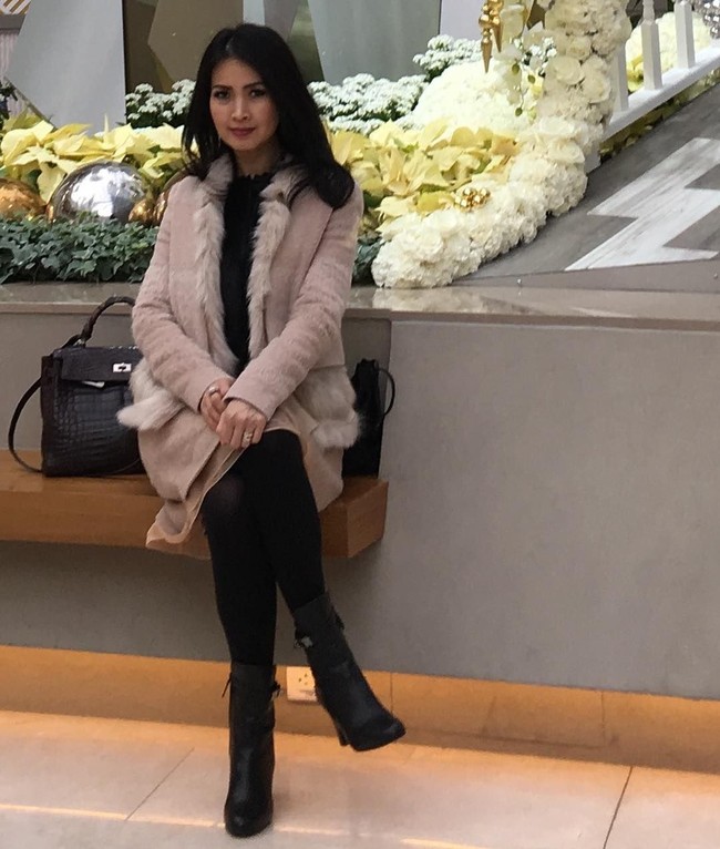 Berada di Washington D.C., Amerika Serikat untuk menjadi juri Miss World 2016, Liliana tampil stylish dengan busana hitam dan coat warna nude. Tas Hermes Kelly Alligator seharga US$ 49.000 melengkapi gayanya. Foto: Instagram/liliana_tanoesoedibjo