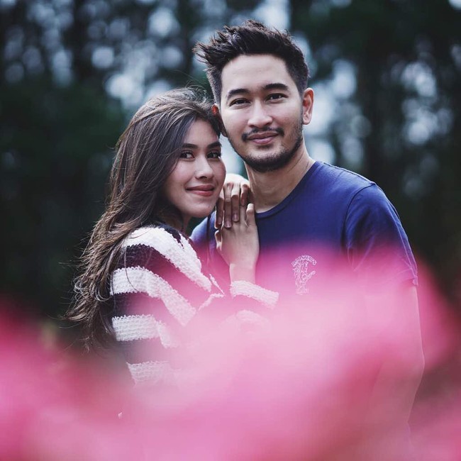 Syahnaz Sadiqha dan Jeje merupakan pasangan artis yang telah berpacaran selama dua tahun. Mereka sering memamerkan kemesraan di akun Instagram masing-masing. Apalagi jelang pernikahan mereka pada April 2018 mendatang, sederet foto prewedding yang memperlihatkan kemesraan keduanya semakin membuat baper penggemar Syahnaz ataupun Jeje. Foto: Instagram