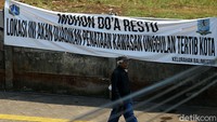 Spanduk terkait rencana penataan terbentang di tembok pagar di kawasan Jatinegara, Jakarta Timur, Kamis (15/3/2018).