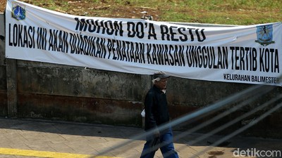 Foto: PKL Kawasan Jatinegara Masih Jualan di Trotoar