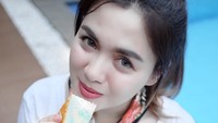 Ini pose Vicky yang asik ngemil lembutnya cheesecake khas Jepang di samping kolam renang, dengan wajah cantiknya. Foto: Instagram @vickyshu