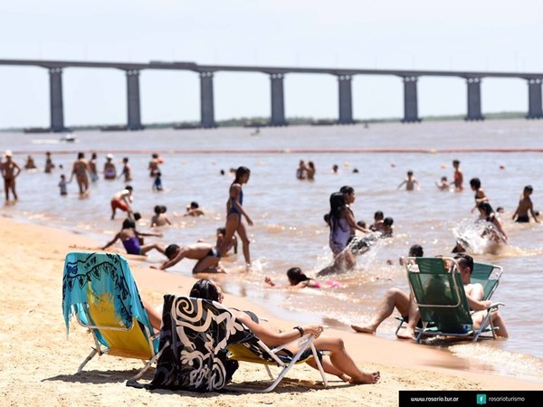 Meski Rosario tidak memiliki garis pantai, Sungai Parana di sana pun dibuat sedemikian rupa seperti pantai. Bisa berjemur juga lho! (@rosarioturismo/Facebook) Meski Rosario tidak memiliki garis pantai, Sungai Parana di sana pun dibuat sedemikian rupa seperti pantai. Bisa berjemur juga lho! (@rosarioturismo/Facebook)
