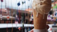 Pemeran utama film Negeri Van Oranje ini bisa dibilang pecinta es krim. Saya makan es krim hampir setiap hari dan saya tidak merasa bersalah, tulis aktris muda berbakat itu. Foto: Instragram @tatjanasaphira  