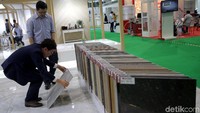 Acara  itu memamerkan berbagai model keramik dengan desain terbaru.