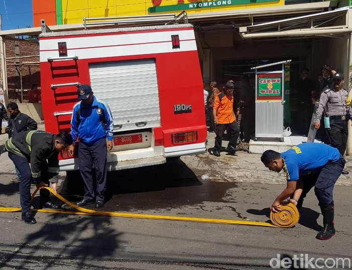 Minimarket di Sukabumi Terbakar, Asap Tebal Mengepul