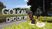 Fire hydrant yang ada di trotoar itu dikelilingi 4 tiang berwarna senada. Seperti diketahui, kuning adalah warna khas Golkar.