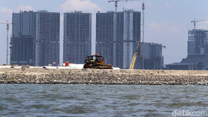Gugatan Nelayan Terhadap Reklamasi Terancam Batal

Alat berat beroperasi di proyek reklamasi Pulau D, Jakarta, Kamis (15/3/2018). Koalisi Selamatkan Teluk Jakarta (KTSJ) mengatakan gugatan nelayan terhadap reklamasi terancam batal karena Kantor Pertanahan Jakarta Utara telah merevisi Surat Keputusan penerbitan Hak Guna Bangunan (HGB) Pulau D. Grandyos Zafna/detikcom