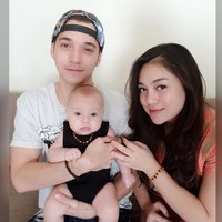 Hubungan Stefan William dan Celine Evangelista penuh pro dan kontra sejak pertama kali muncul ke permukaan dan akhirnya mereka memutuskan untuk menikah pada 2016 lalu. Stefan yang tengah naik daun pada saat itu dan ketampanannya dipuja penggemar wanitanya dianggap tidak seharusnya menikah dengan Celine yang merupakan seorang janda dua anak. Nyatanya Stefan justru begitu jatuh cinta pada Celine. Kini pun mereka telah dikaruniai seorang bayi laki-laki yang lucu. Dan Stefan makin sering menunjukkan rasa sayangnya pada sang istri. Foto: Instagram