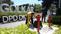 Petugas itu awalnya mengecat fire hydrant dengan warna merah. Dia lalu melanjutkan pengecatan ke 4 tiang di sekitar fire hydrant tersebut.