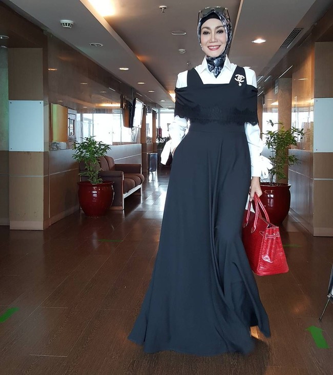 Model senior yang kini menjadi anggota DPR RI Komisi IX, Okky Asokawati, selalu stylish dalam berpenampilan. Deretan tas branded pun tampak menemani berbagai gayanya. Salah satunya adalah penampilannya ini dalam balutan busana karya Norma Hauri. Okky melengkapi gayanya dengan tas Hermes Birkin Braise Shiny Porosus Crocodile seharga US$ 78.000 atau sekitar Rp 1,1 miliar. Foto: Instagram