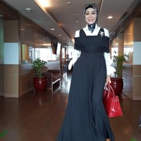 Model senior yang kini menjadi anggota DPR RI Komisi IX, Okky Asokawati, selalu stylish dalam berpenampilan. Deretan tas branded pun tampak menemani berbagai gayanya. Salah satunya adalah penampilannya ini dalam balutan busana karya Norma Hauri. Okky melengkapi gayanya dengan tas Hermes Birkin Braise Shiny Porosus Crocodile seharga US$ 78.000 atau sekitar Rp 1,1 miliar. Foto: Instagram