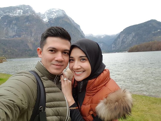 Pasangan suami istri Zaskia Sungkar dan Irwansyah selalu tampil romantis. Selain selalu kompak tampil stylish, keduanya juga sering saling memandang dengan penuh rasa sayang yang membuat para penggemarnya baper.  Foto: Instagram