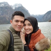 Pasangan suami istri Zaskia Sungkar dan Irwansyah selalu tampil romantis. Selain selalu kompak tampil stylish, keduanya juga sering saling memandang dengan penuh rasa sayang yang membuat para penggemarnya baper.  Foto: Instagram