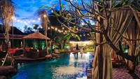 Cocok dikunjungi malam hari. Folk Pool and Garden, Ubud ini ambience-nya memang sangat terasa. Romantis dan cocok didatangi bersama pasangan. Foto: UbudHood.  