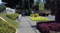 Ada tulisan Golkar DPD DKI Jakarta di belakang fire hydrant yang berwarna putih.