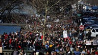 Di Washington DC, pelajar ramai-ramai keluar dari sekolah dan berjalan menuju Gedung Parlemen AS pada 14 Maret 2018. Mereka demo untuk memprotes aturan kepemilikan senjata api dan kekerasan yang menggunakan senjata ke pelajar.