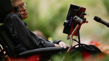 Stephen Hawking juga menjadi perhatian dunia pada 2018, setelah memprediksi Bumi sudah terlalu kecil hingga planet ini akan menjadi bola api. Foto: Getty Images