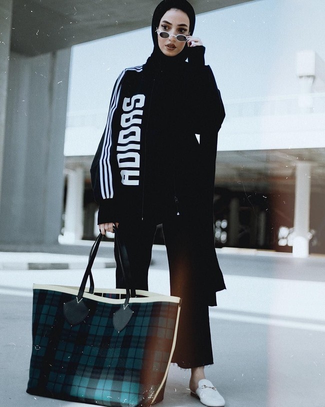 Penampilan Leena Al Ghouti biasanya didominasi oleh oversized jacket, sweater, celana kulot atau jeans dengan hijab pashmina yang dipakai simple.  Foto: Instagram