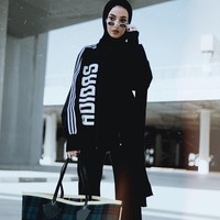 Penampilan Leena Al Ghouti biasanya didominasi oleh oversized jacket, sweater, celana kulot atau jeans dengan hijab pashmina yang dipakai simple.  Foto: Instagram