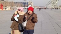 Duh jalan-jalan terus. Kali ini minum segelas kopi hangat di Beijing. Momen ini diambil saat mereka menyambangi Beijing Olympic Park. Foto: Instagram @oviekwie_nyoklat_klasik