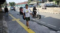 Trotoar yang bersih tersebut akan memberikan kenyamanan bagi para pejalan kaki.