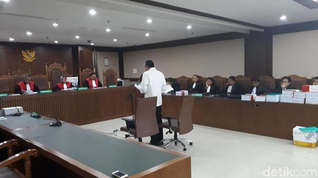 Gubernur Sulawesi Tenggara (Sultra) nonaktif, Nur Alam membacakan pleidoi di Pengadilan Tipikor Jakarta, Kamis (15/3/2018)