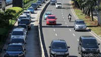 Kendaraan mengular di Jalan Sudirman, Jakarta.