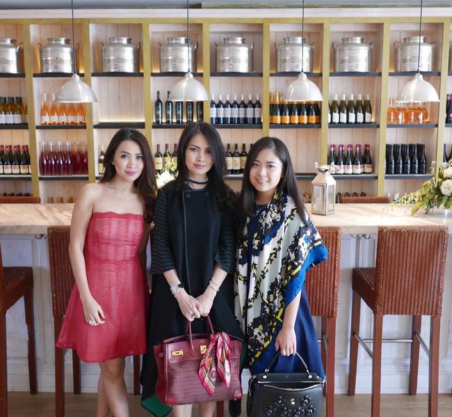 Berpose bersama putrinya Jessica Tanoesoedibjo dan Presiden Direktur Star Media Nusantara Lina Priscilla, Liliana terlihat membawa Hermes berwarna merah seharga ratusan juta rupiah. Foto: Instagram/liliana_tanoesoedibjo