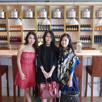 Berpose bersama putrinya Jessica Tanoesoedibjo dan Presiden Direktur Star Media Nusantara Lina Priscilla, Liliana terlihat membawa Hermes berwarna merah seharga ratusan juta rupiah. Foto: Instagram/liliana_tanoesoedibjo