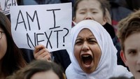 Seorang pelajar membawa tulisan Apakah saya giliran berikutnya?