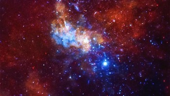 7. Galaksi Bima Sakti yang kita tinggali, punya lubang hitam supermasif di dalamnya. Apakah kita berada dalam bahaya dengan karena ini? Tenang, para astronom telah mengonfirmasi bahwa galaksi kita baik-baik saja. Kita memang berada di dekatnya meski tidak dapat melihat efeknya dari tempat kita berada Foto: NASA