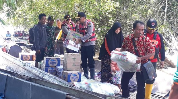 Banjir Surut, Warga Bojonegoro Mulai Bersih-bersih Rumah