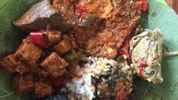 Kuliner nasi jamblang khas Cirebon ini ternyata masuk ke dalam menu makanan kesukaan Vicky! Ada cumi hitam, orek tempe, ati, dan pepes yang dipilih Vicky untuk santap siangnya. Foto: Instagram @vickyshu