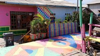 detikcom mengunjungi kampung warna-warni ini pada Kamis (15/3/2018). Lokasinya persis di samping Dermaga Kamal Muara, Jakarta Utara. Sejumlah warga terlihat beraksi melakukan pengecatan.