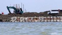 Alat berat beroperasi di proyek reklamasi Pulau D, Jakarta, Kamis (15/3/2018).