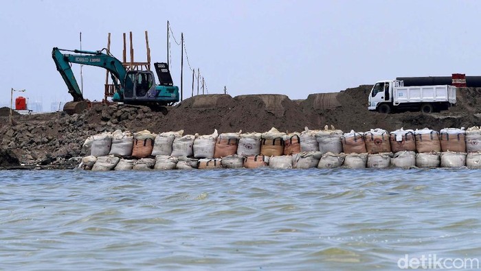 Gugatan Nelayan Terhadap Reklamasi Terancam Batal

Alat berat beroperasi di proyek reklamasi Pulau D, Jakarta, Kamis (15/3/2018). Koalisi Selamatkan Teluk Jakarta (KTSJ) mengatakan gugatan nelayan terhadap reklamasi terancam batal karena Kantor Pertanahan Jakarta Utara telah merevisi Surat Keputusan penerbitan Hak Guna Bangunan (HGB) Pulau D. Grandyos Zafna/detikcom