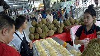 Liburan di Thailand, Pak Dendy tak melewatkan berburu durian monthong. Foto: Instagram @oviekwie_nyoklat_klasik