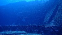 Di dasar lautnya ada Monumen Yonaguni, yang cukup luas dan tampak seperti susunan batu membentuk piramida (danny_kazoo/Instagram)