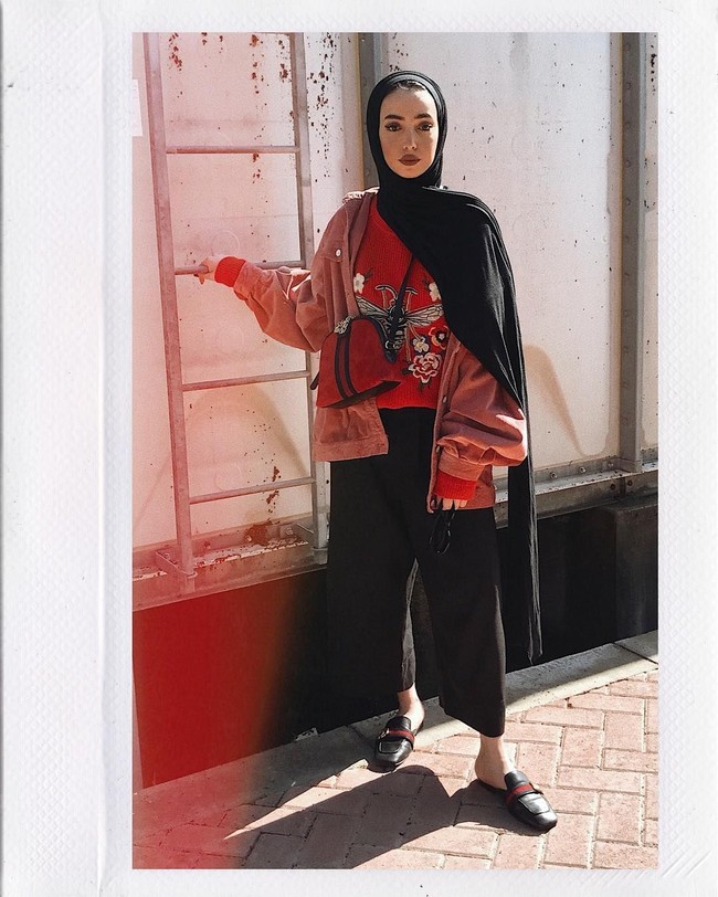 Hijabers asal Dubai ini sering tampil kasual ala street wear anak muda kekinian. Gaya seperti ini sering disebut SWAG yang berarti keren. Foto: Instagram