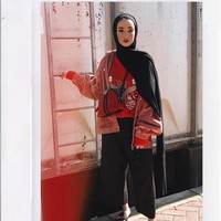 Hijabers asal Dubai ini sering tampil kasual ala street wear anak muda kekinian. Gaya seperti ini sering disebut SWAG yang berarti keren. Foto: Instagram