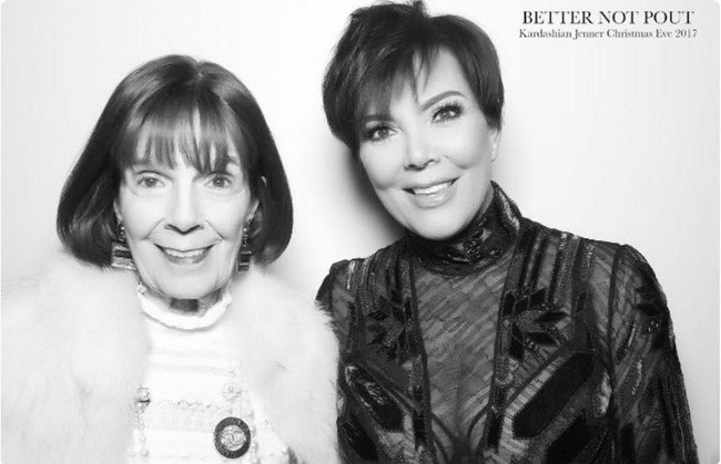 Kekompakan Mary Jo dan Putrinya Kris Jenner. Kris Jenner yang saat ini berusia 62 tahun adalah anak pertama, dia memiliki adik bernama  Karen Houghton.  Foto: Instagram