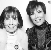 Kekompakan Mary Jo dan Putrinya Kris Jenner. Kris Jenner yang saat ini berusia 62 tahun adalah anak pertama, dia memiliki adik bernama  Karen Houghton.  Foto: Instagram